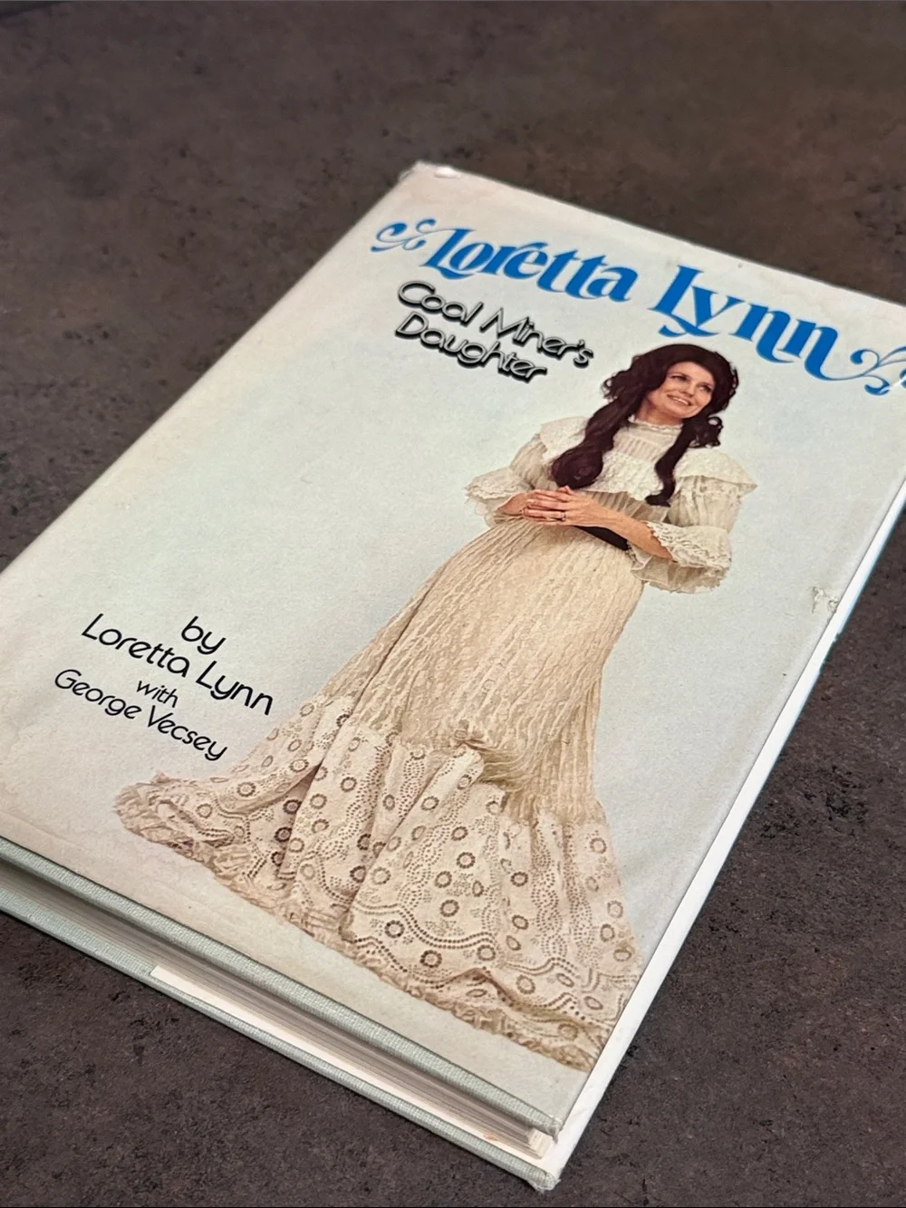 Loretta Lynn “Coal Miner’s Daughter”. 1976 vintage book
